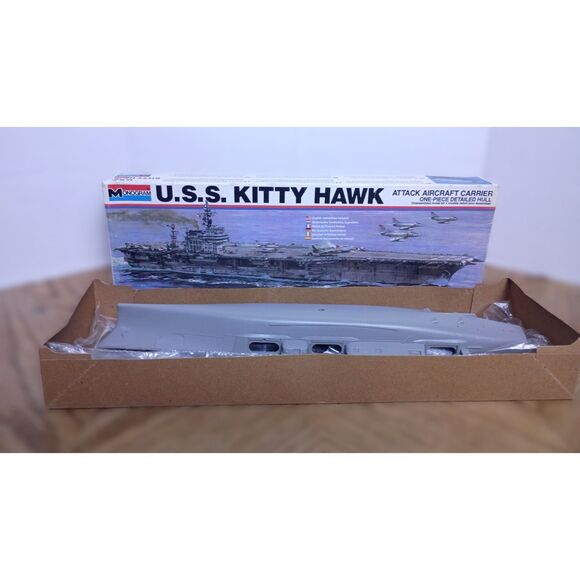 1977 Monogram U.S.S. Kitty Hawk WWII Attack Aircraft Carrier 1/800 Model Kit - Picture 2 of 5